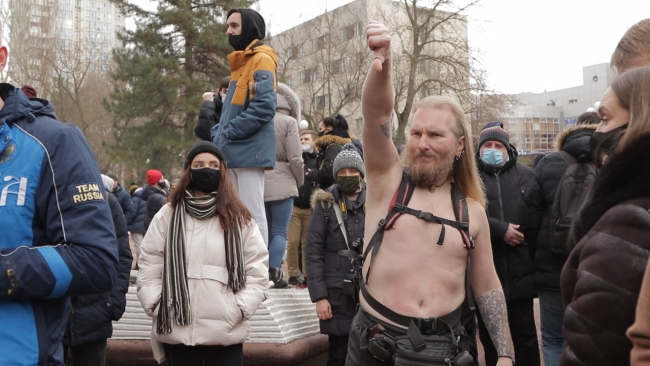 Тот самый голый человек: почему на митинге в Ростове 23 января оказался мужчина в ботинках и шортах
