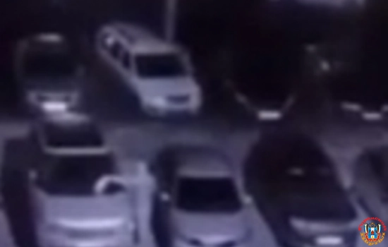 Таинственный поджигатель автомобилей во дворе ростовской Левенцовки попался на видео