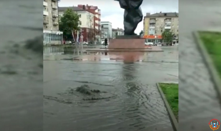В центре города Шахты забил фонтан грязной воды