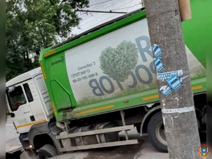 В Ростове мусоровоз провалился под землю