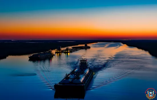 В Ростовской области молодой моряк упал в трюм баржи и погиб