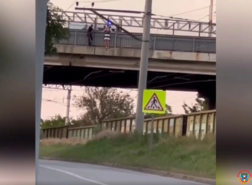 В Шахтах полицейские спасли девушку от смертельного прыжка с моста