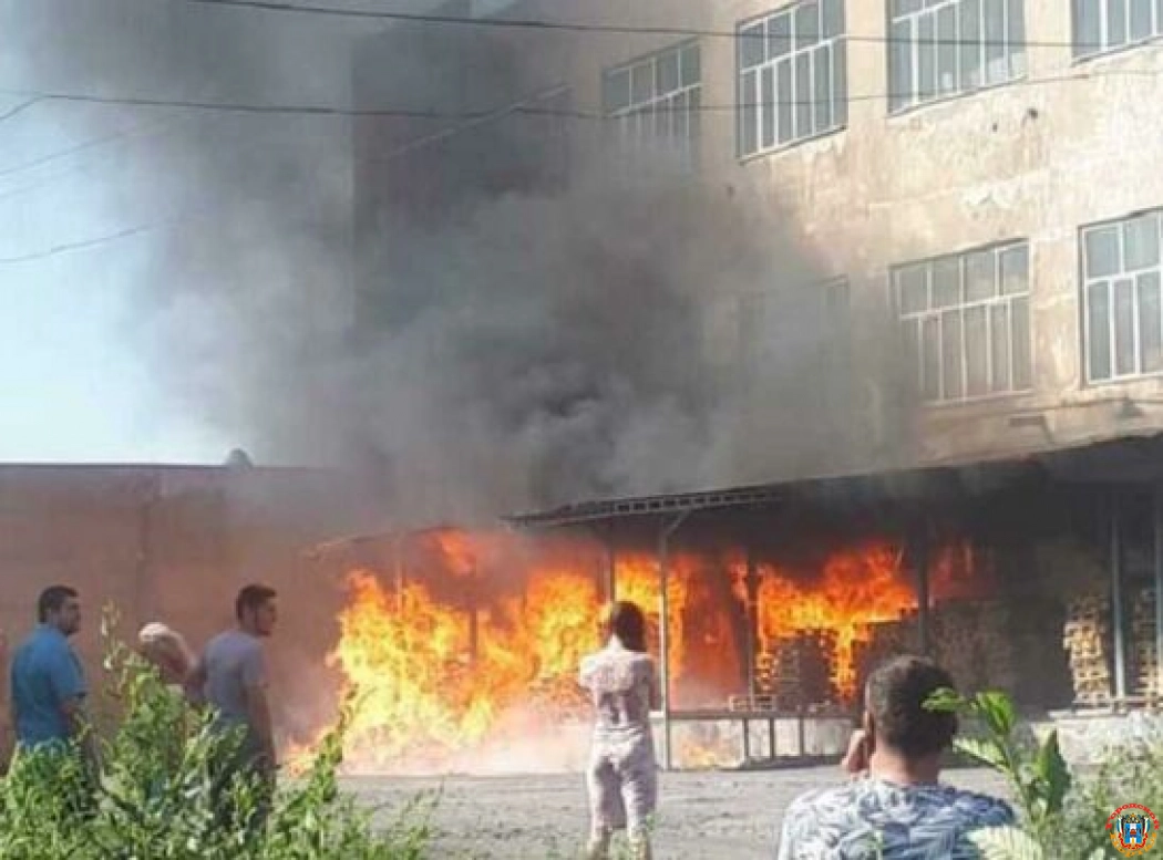В Шахтах загорелось здание бывшего молокозавода