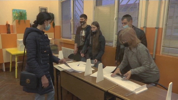 Партия власти лидирует на парламентских выборах в Болгарии