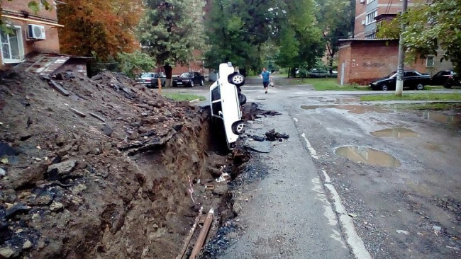 В Таганроге машина провалилась в разрытую для ремонта теплотрассы яму