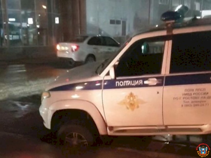 В Ростове полицейский внедорожник застрял в дыре в асфальте