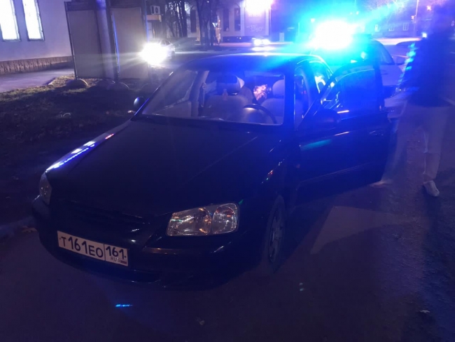 Водителя, который едва не сбил пешеходов в Ростове, проехав на красный, нашли и задержали