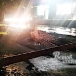 В Ростове точный удар молнии повалил столб