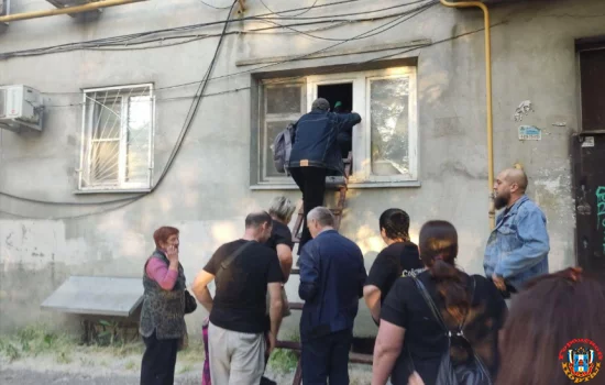 Люди штурмуют свой дом на Нариманова 72/3