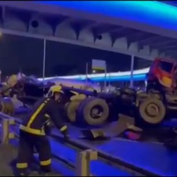В Москве грузовик упал с эстакады на проспект