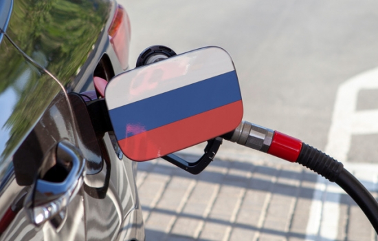 Эксперт: бензин в России продолжит дешеветь