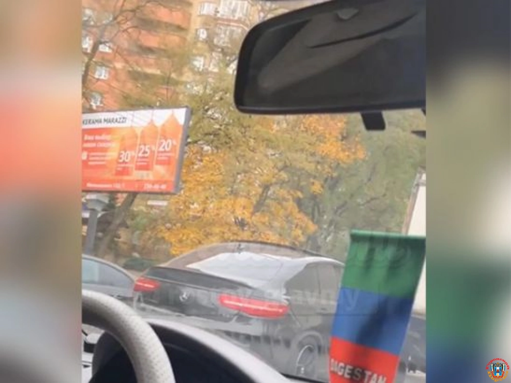 В Ростове на Стачки столкнулись грузовик и люксовый «Мерседес»