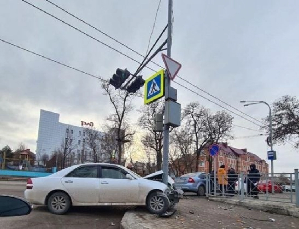 В Железнодорожном районе Ростова водитель врезался в светофор