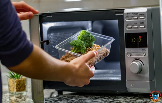 5 продуктов, которые категорически нельзя греть в микроволновке