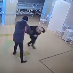 Пьяный пациент избил женщину-охранника волгоградской больницы. Видео