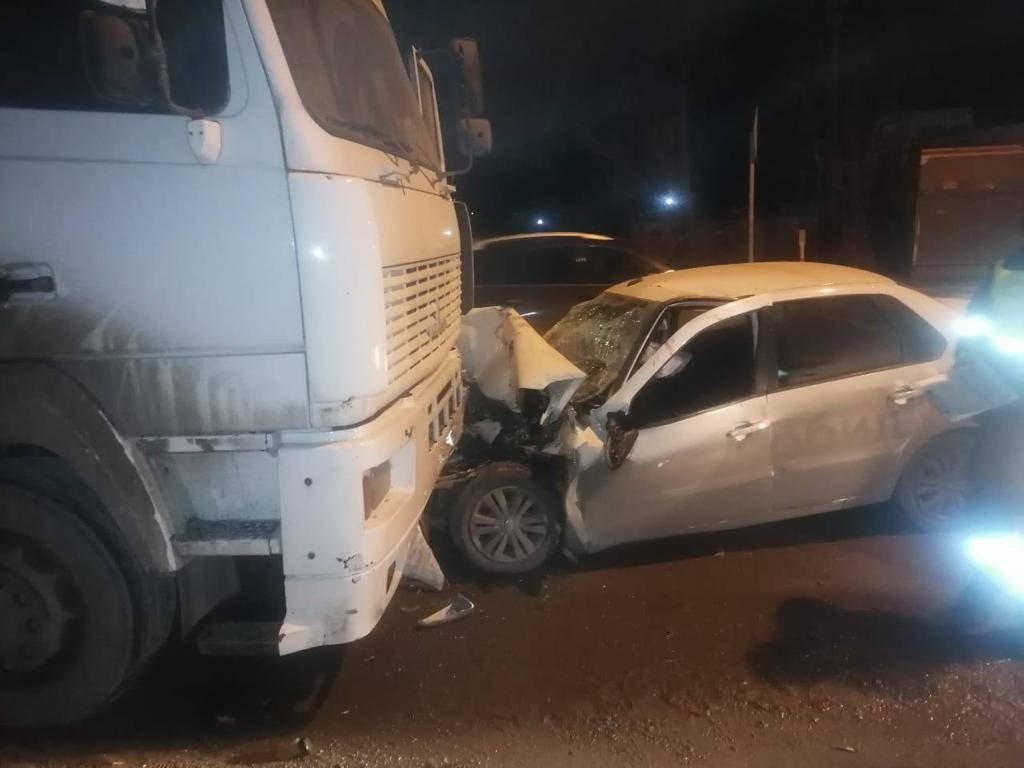 Таксист и его 15-летний пассажир пострадали в аварии в Ростове-на-Дону