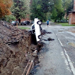 В Таганроге машина провалилась в разрытую для ремонта теплотрассы яму