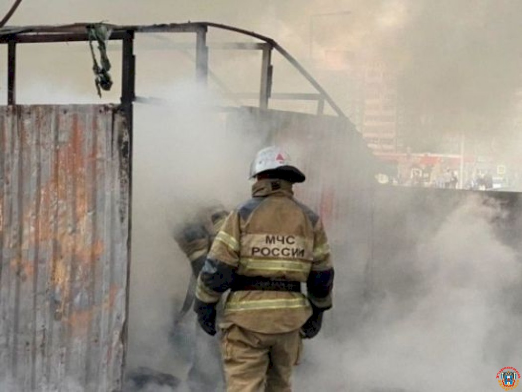 Около десятка гаражей сгорели во время пожара в Ростовской области
