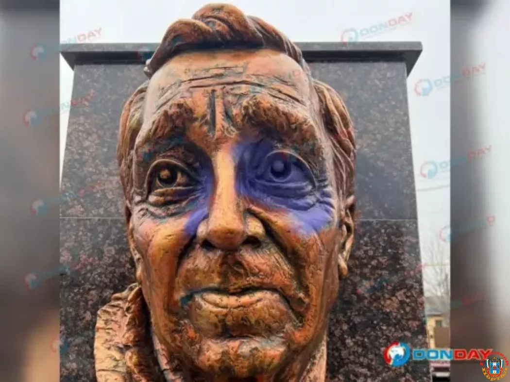 Памятник французскому певцу Шарлю Азнавуру вандалы облили краской в Батайске