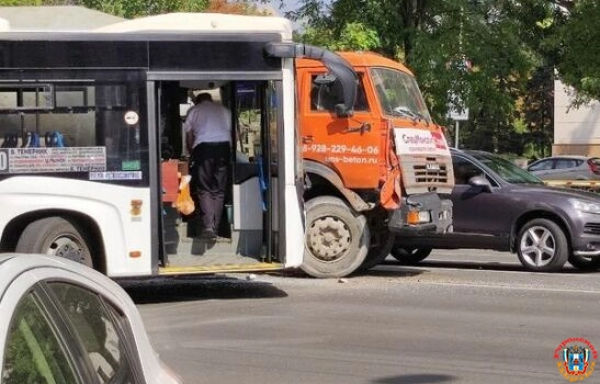 В центре Ростова столкнулись автобус и бетономешалка