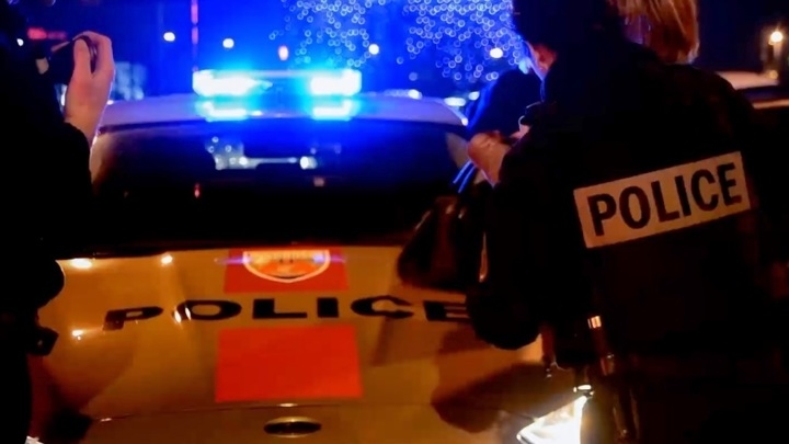 Парижский полицейский застрелил мужчину, кинувшегося на него с ножом