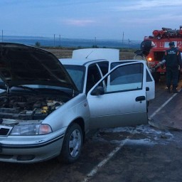 На трассе в Ростовской области загорелся автомобиль, в котором находились двое детей