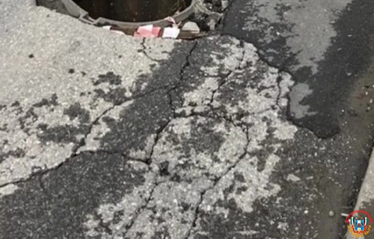 На Западном в Ростове четвертый месяц не могут отремонтировать опасный люк