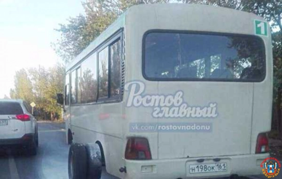 Ростовская маршрутка потеряла по дороге колесо и загорелась