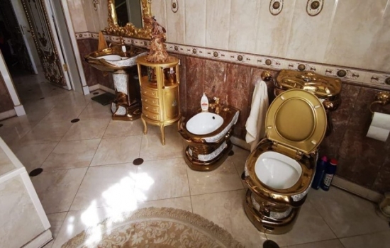 У экс-главы ГИБДД Ставрополья изъяли "золотой унитаз" и 21 дом