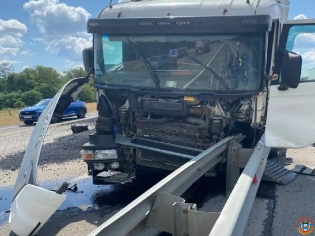 На трассе М-4 «Дон» водитель грузовика врезался в дорожное ограждение