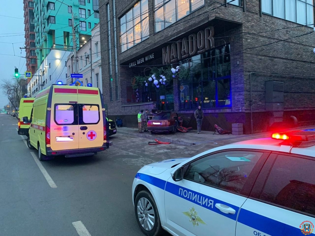 В центре Ростова иномарка врезалась в автобус и в жилой дом