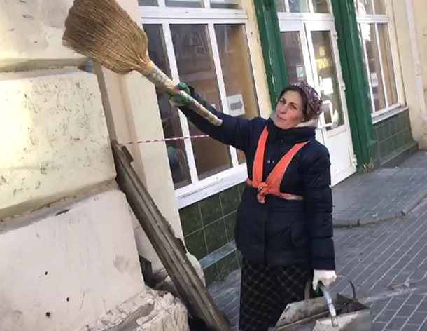 Упавший с дома Кисина огромный булыжник едва не убил бабушку-дворника в Ростове Упавший с дома Кисина огромный булыжник едва не убил бабушку-дворника в Ростове