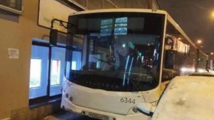 Автобус врезался в здание театра во время спектакля в Петербурге