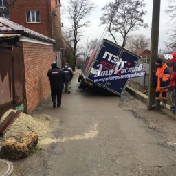 «Застрял в текстурах»: в Ростове-на-Дону под землю ушел грузовик
