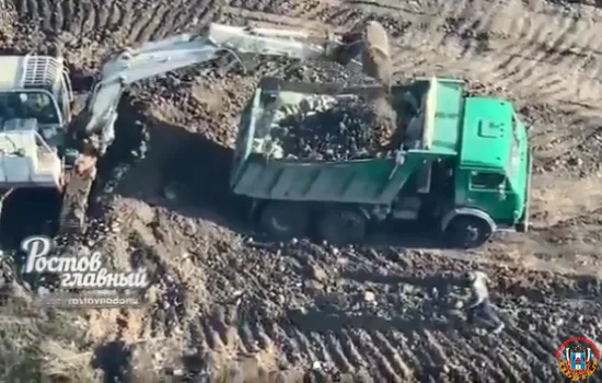 Ростовчанин снял на видео, как рабочие маскируют строительный мусор землей