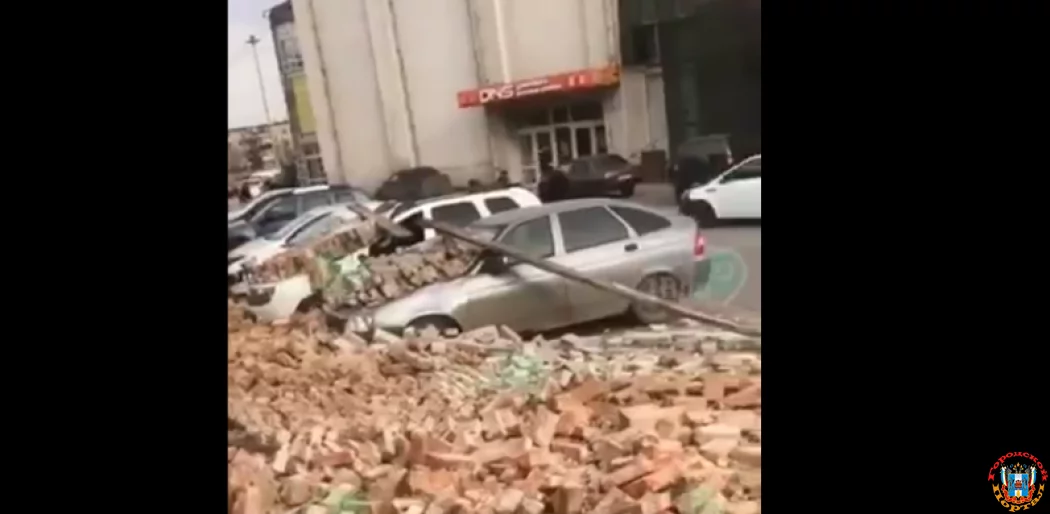 Стена рухнула на припаркованные авто в Новочеркасске