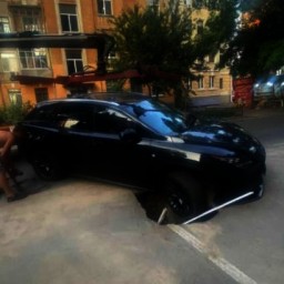 В центре Ростова «Лексус» застрял в яме на дороге