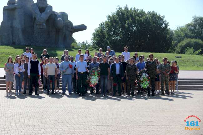 Ростовская молодежь почтила память жертв нацизма на Змиевской балке