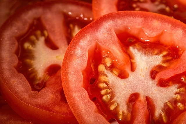 Соблюдать баланс: расскажем, как часто ростовчанам стоит поливать помидоры летом