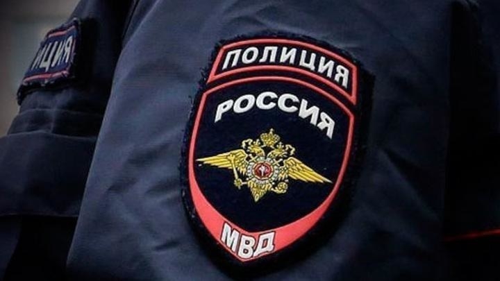 В Уфе полицейские применили оружие против напавшего на них психа с ножом В Уфе полицейские применили оружие против напавшего на них психа с ножом
