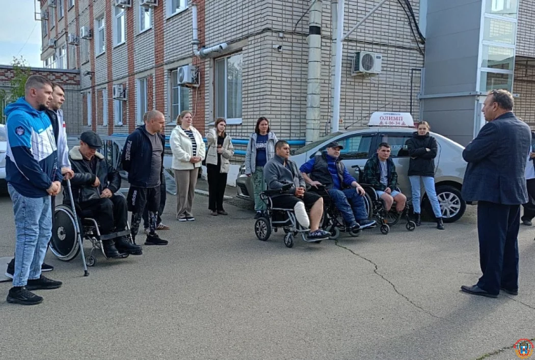 Автомобили с ручным управлением учатся водить Ветераны СВО из Ростовской области