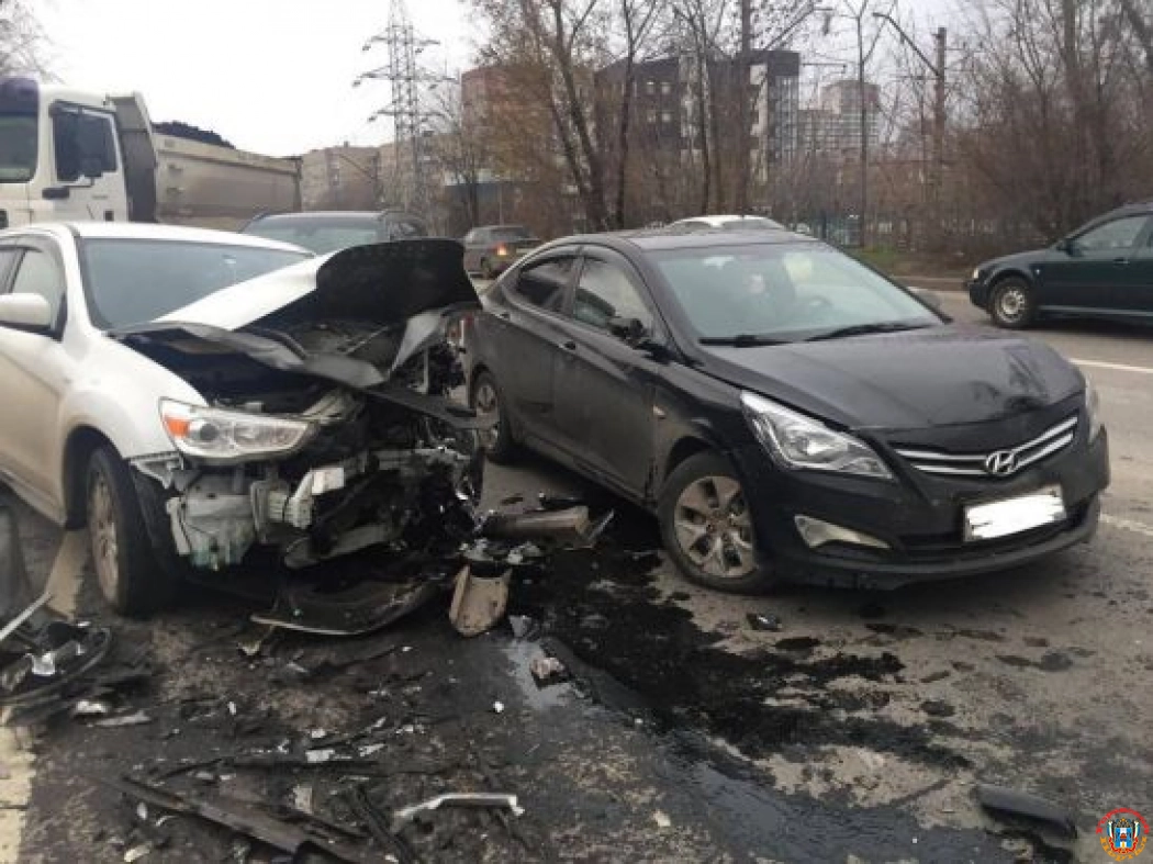 На Нагибина в Ростове в массовом ДТП пострадал водитель «Лады Приоры»