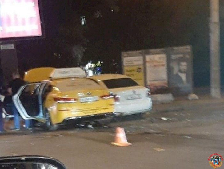 В центре Ростова произошла авария с участием машины такси