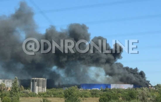 В Донецке полыхает обстрелянный ВСУ торговый центр