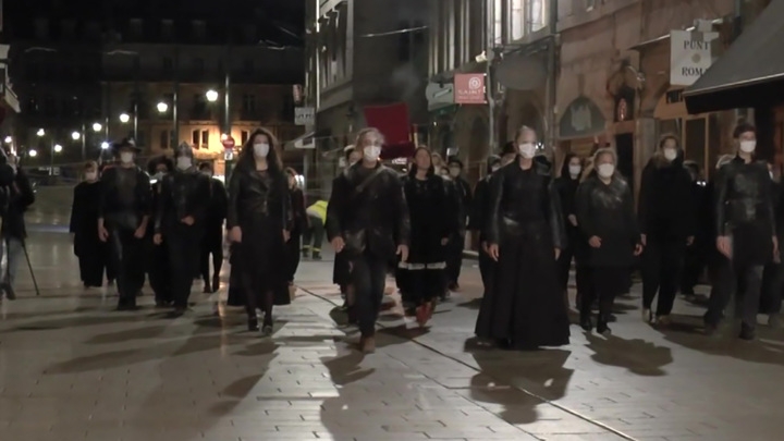 Во Франции актеры протестуют против закрытых театров