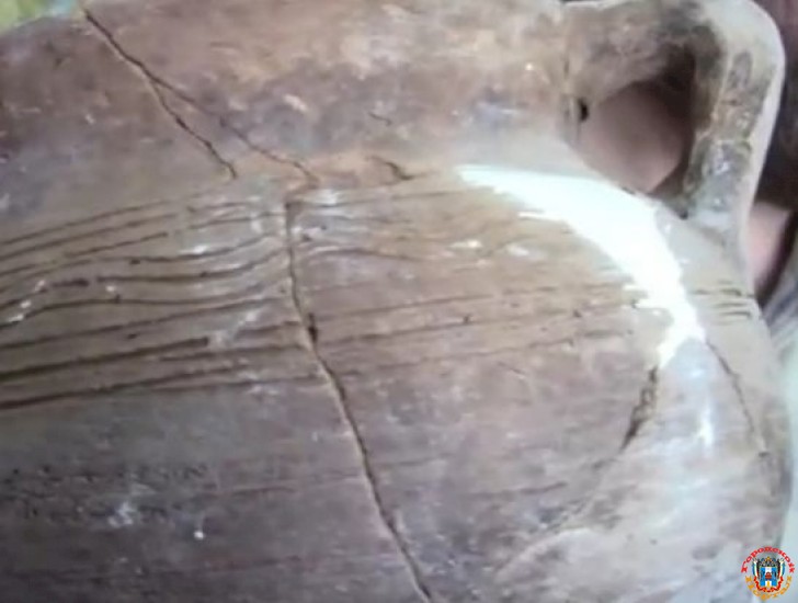 Азовские археологи рассказали о необычном средневековом горшке