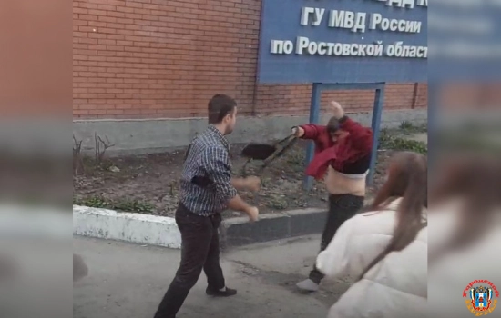 Драка водителя ростовского автобуса и пассажира у ворот ГИБДД попала на видео