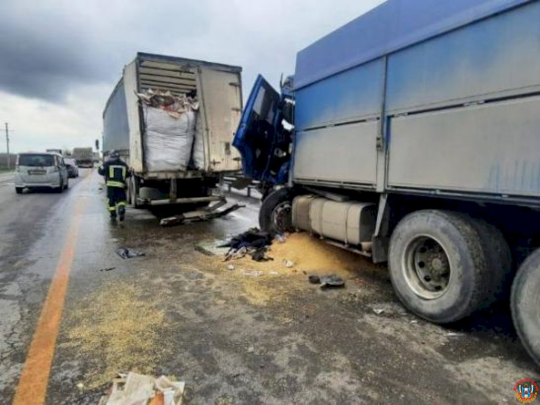 На трассе под Шахтами водитель грузовика пострадал в массовом ДТП с легковушками