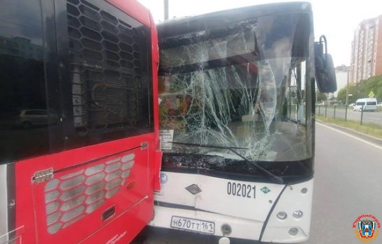 В Ростове в столкновении двух автобусов пострадала пассажирка
