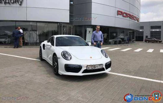 Владельцу разбитого спорткара за 13 млн рублей привезли белый «Порше»